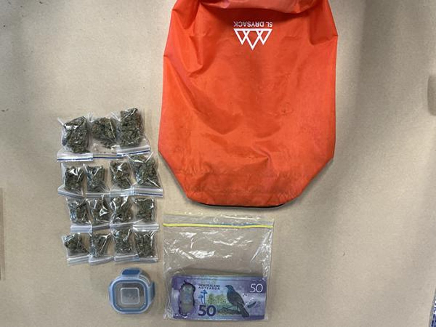 Bag containing weed and cash accidentally donated to a New Zealand charity shop | iNFOnews.ca Bag containing weed and cash accidentally donated to a New Zealand charity shop | iNFOnews.ca