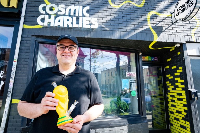 Pot shops have high expectations from World Cup fans, tourists | iN420
