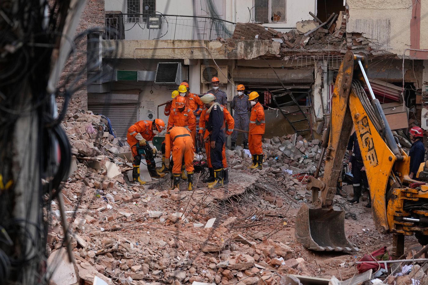 Rescuers search for people trapped in a New Delhi building collapse as death toll rises to 6 | iNFOnews.ca Rescuers search for people trapped in a New Delhi building collapse as death toll rises to 6 | iNFOnews.ca