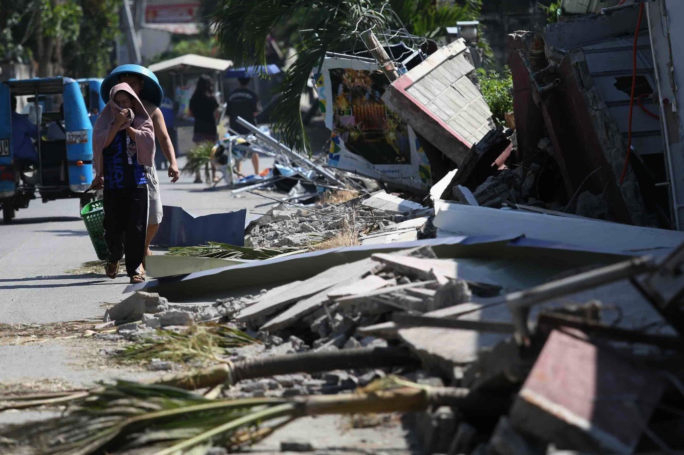 Philippine town seeks immediate airlift of food to ease hunger in quake-hit villages | iNFOnews.ca