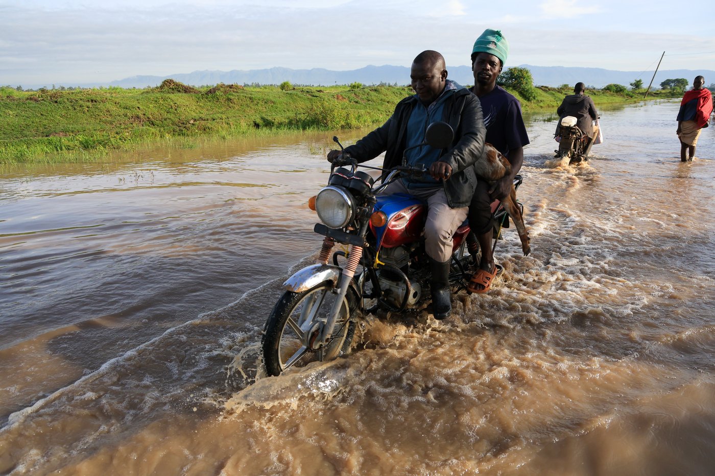 Kenya floods worsen as 2 rivers burst banks, with death toll hitting 88 | iNFOnews.ca