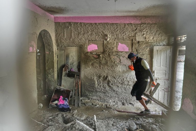 People salvage their belongings from homes and schools after flooding in Nepal and Tibet, in photos | iNhome