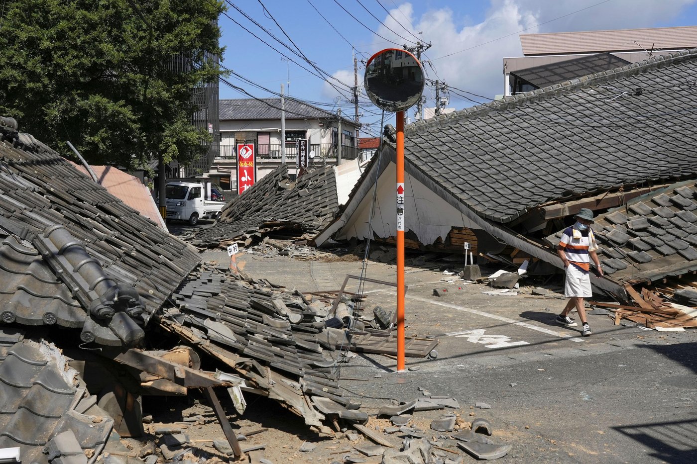 Death toll from southwestern Japan quake climbs to 34 as rescuers again search damaged mall | iNFOnews.ca Death toll from southwestern Japan quake climbs to 34 as rescuers again search damaged mall | iNFOnews.ca