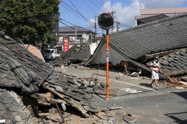 Quake survivors in southwestern Japan sleep in cars in sweltering heat as death toll rises to 34 | iNhome Quake survivors in southwestern Japan sleep in cars in sweltering heat as death toll rises to 34 | iNhome
