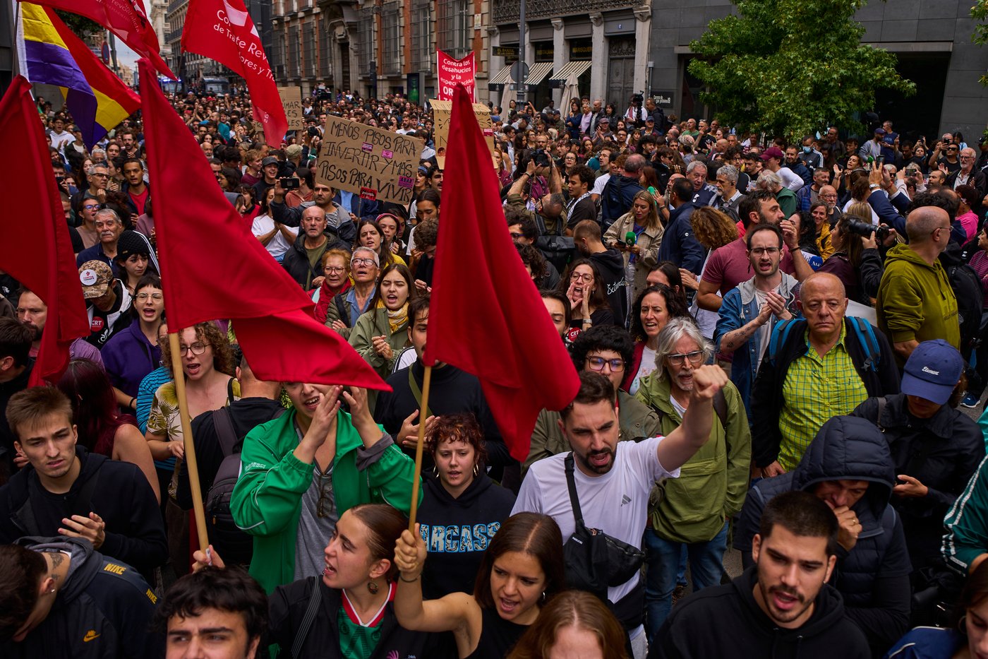 Spanish protesters march on Parliament as emergency housing decrees are set to be rejected | iNFOnews.ca