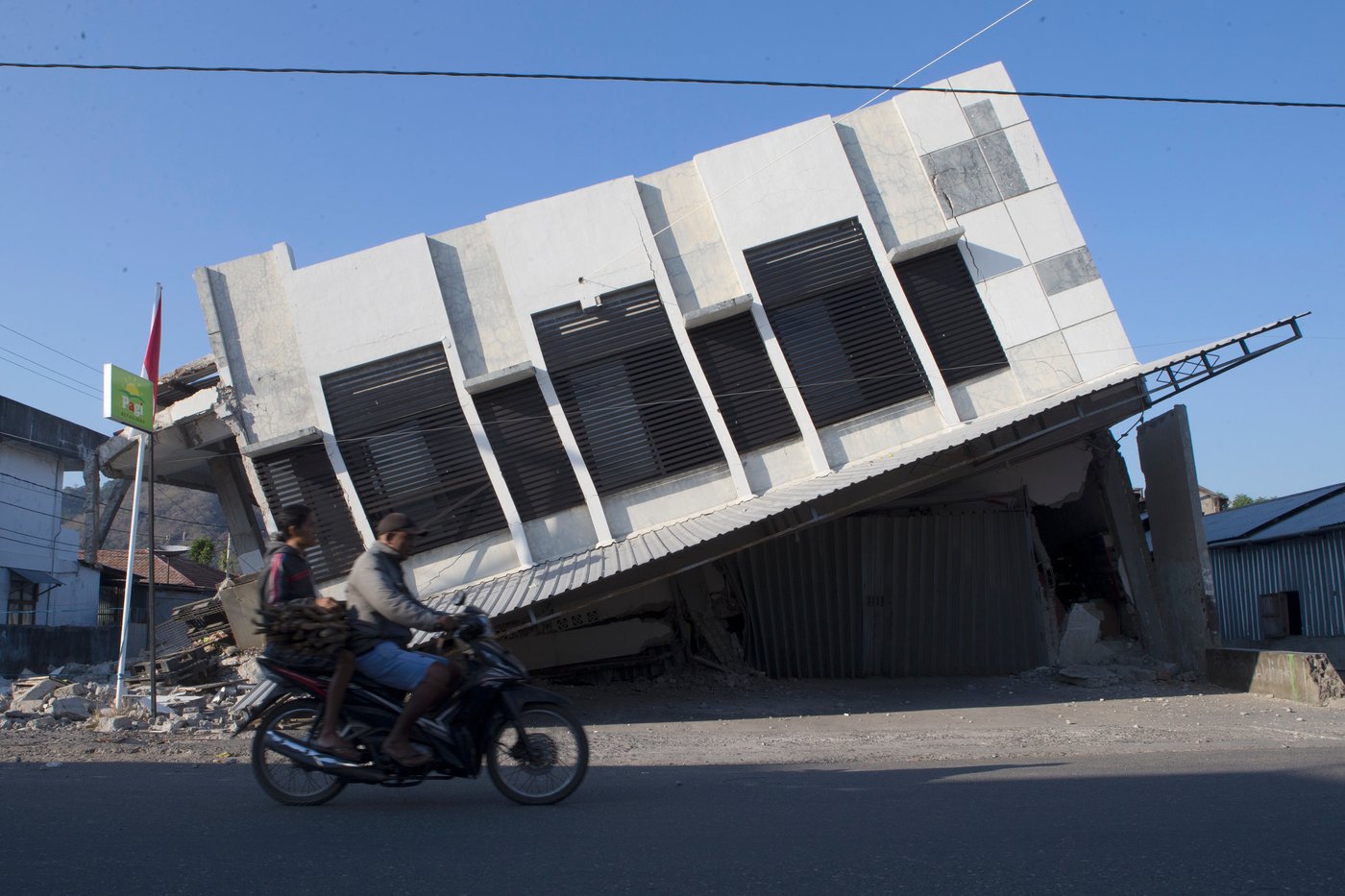 Thousands in Indonesia await aid after quake kills 54, overshadowing Independence Day | iNFOnews.ca Thousands in Indonesia await aid after quake kills 54, overshadowing Independence Day | iNFOnews.ca