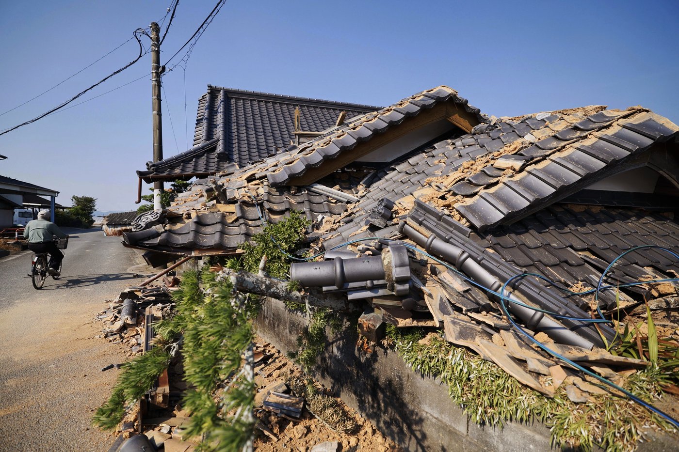 Prime minister visits quake-hit southern Japan as cleanup begins in intense heat | iNFOnews.ca