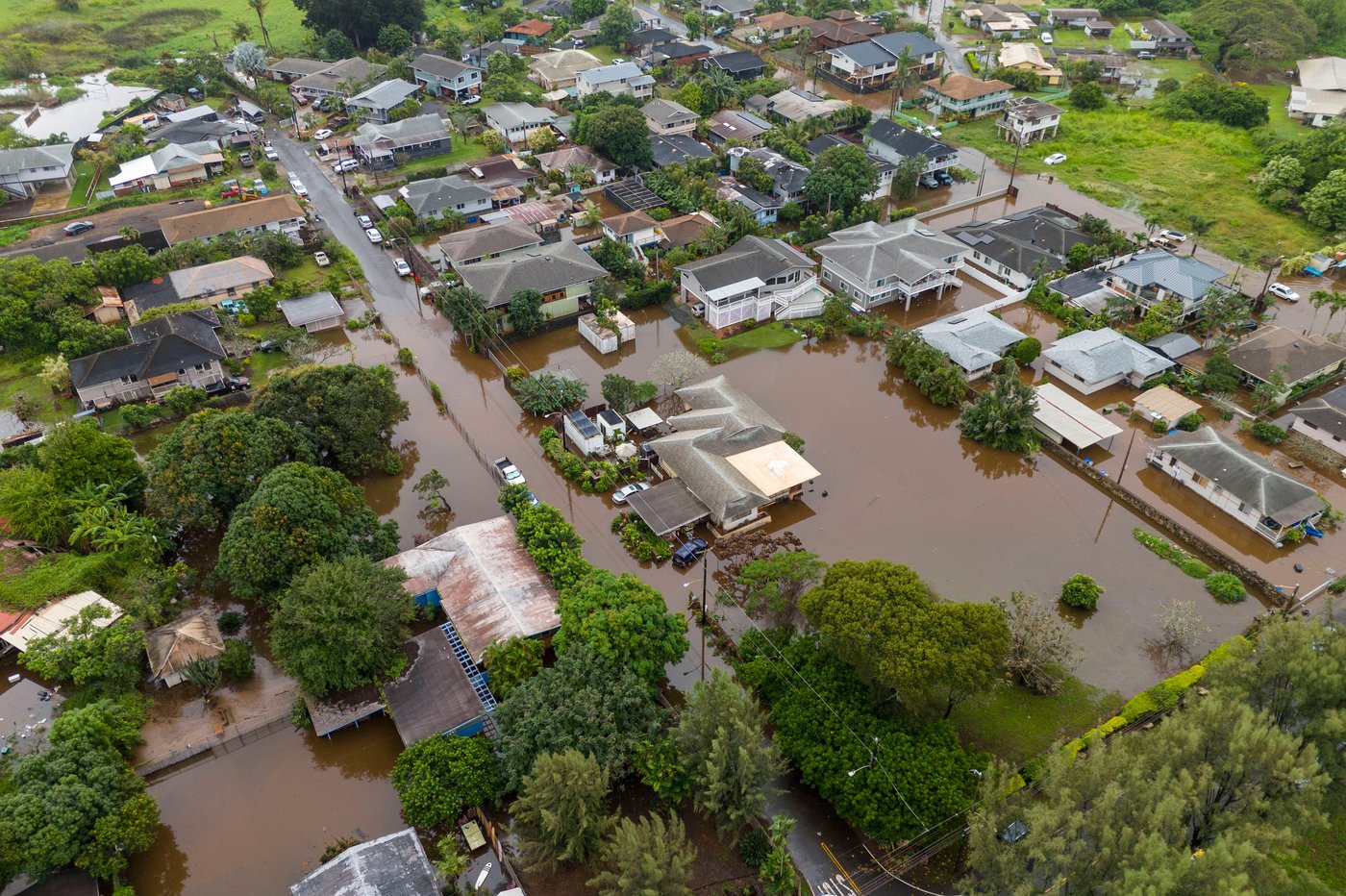 230 people are rescued as flash flooding hits Hawaii and officials warn 120-year-old dam could fail | iNhome