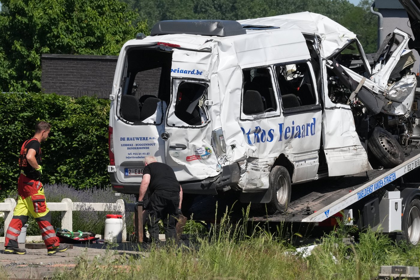 A train collides with a minibus of children in Belgium and 4 people are dead | iNwheels