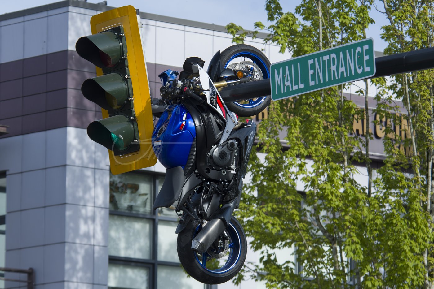 Crash in Delta, B.C., leaves motorcycle hanging from traffic light | iNwheels Crash in Delta, B.C., leaves motorcycle hanging from traffic light | iNwheels