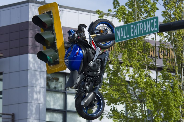 Crash in Delta, B.C., leaves motorcycle hanging from traffic light | iNwheels