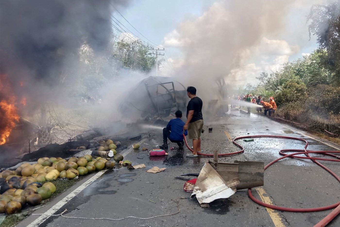 Bus and oil tanker collide in Indonesia, killing at least 16 people | iNwheels Bus and oil tanker collide in Indonesia, killing at least 16 people | iNwheels