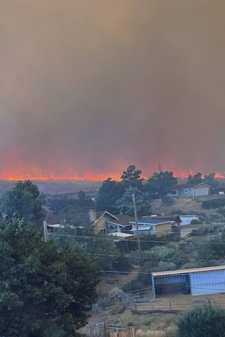 Wildfire approaches Reno, Nevada, forcing thousands to evacuate their neighborhoods | iNwheels
