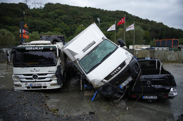 Heavy rain shuts down Istanbul, causing flooding and 2 deaths | iNwheels