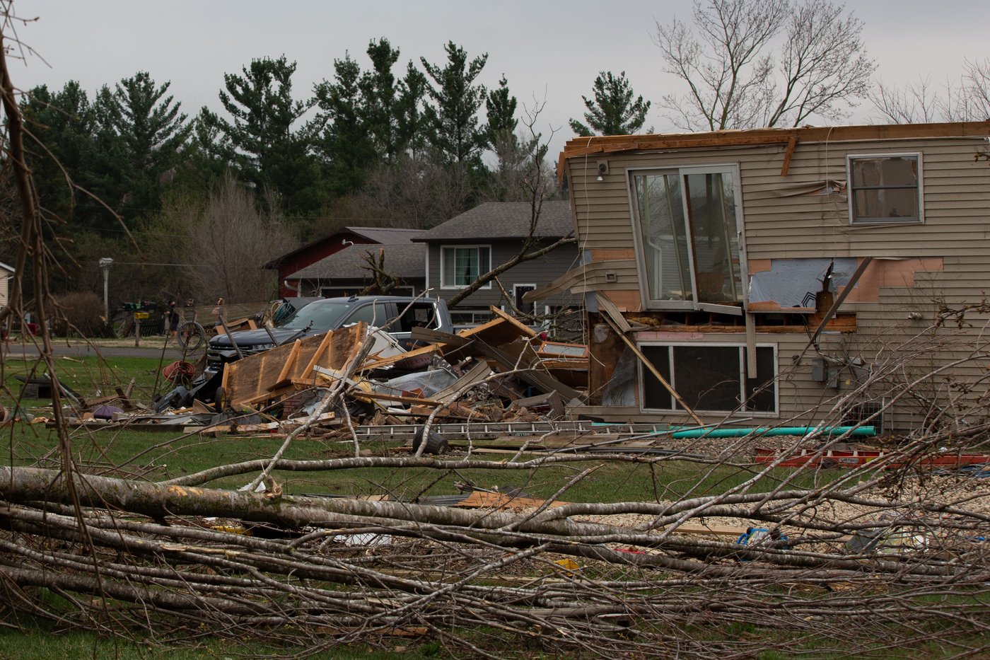 Powerful winds and reported tornadoes rip through the Midwest, leaving heavy damage but no deaths | iNFOnews.ca