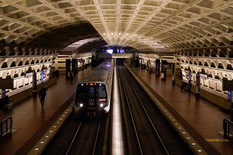 A work vehicle hits a stopped Washington Metro train, injuring 11 | iNwheels