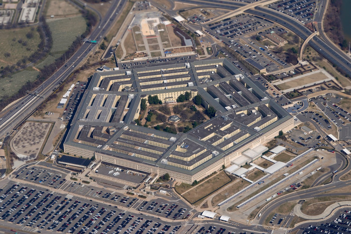 Head-on bus crash near a Pentagon stop injures 23 people, including Defense Department workers | iNwheels