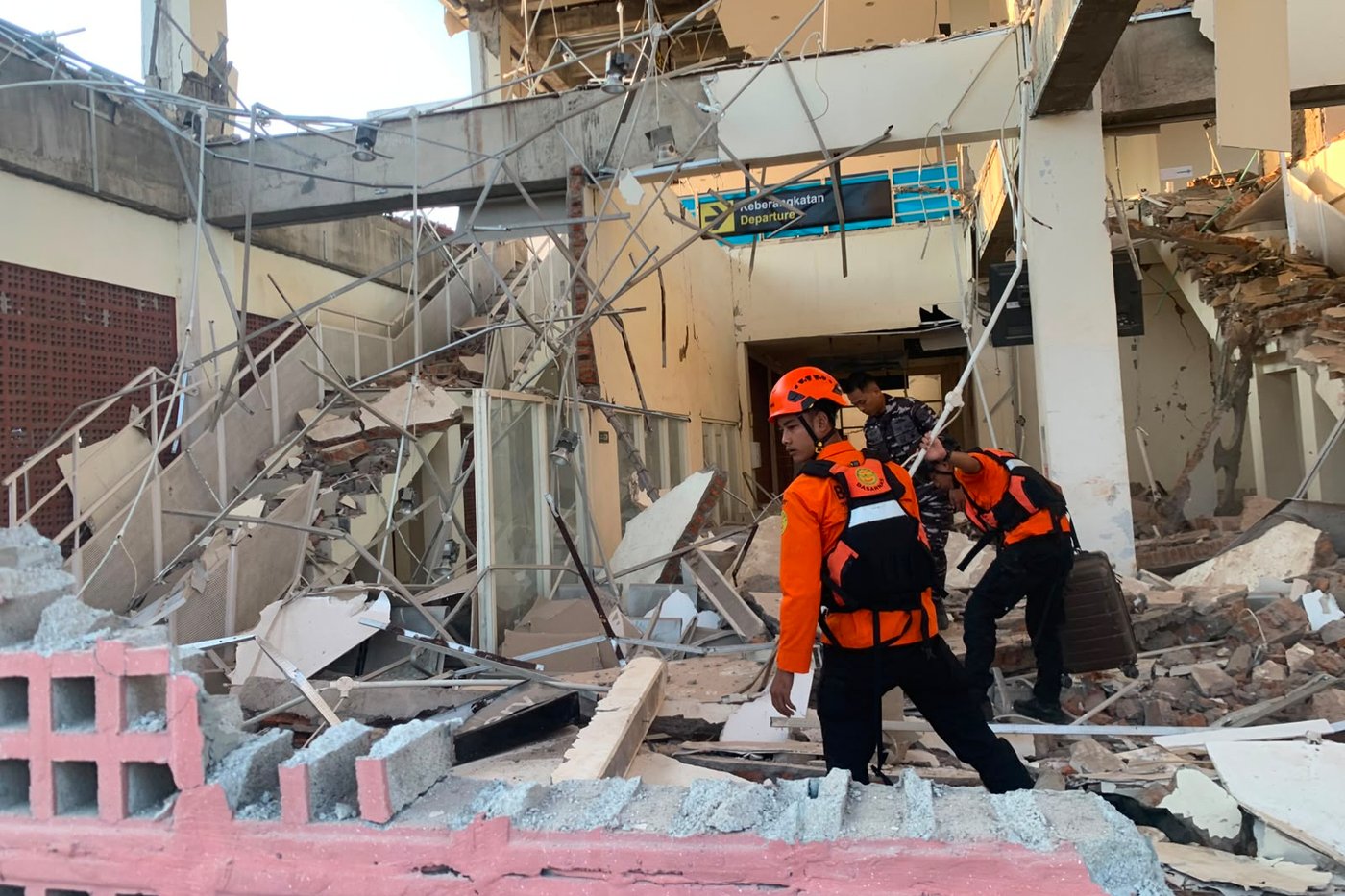 Rescuers dig through rubble and landslides after Indonesia quake kills 51 | iNwheels Rescuers dig through rubble and landslides after Indonesia quake kills 51 | iNwheels