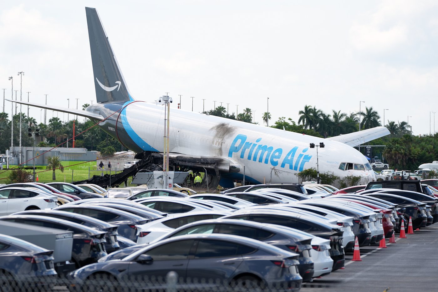 What to know about the Amazon cargo plane crash in Miami that killed 5 workers in a van | iNFOnews.ca