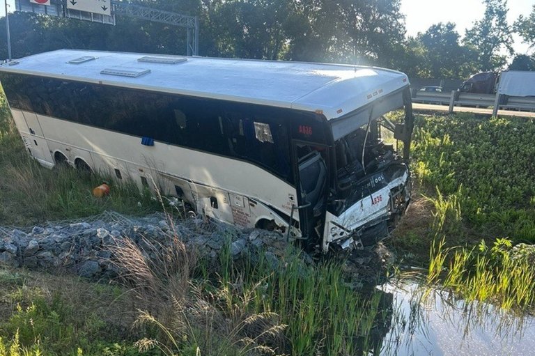 Bus hits cars in Virginia, killing 5 people and injuring 34, state police say | iNwheels