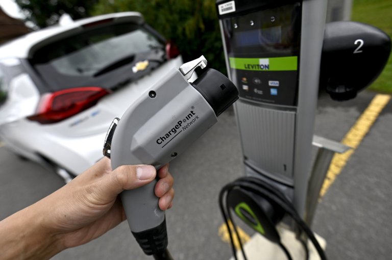 Feds expected to announce national automotive strategy, new EV rebates today | iNwheels