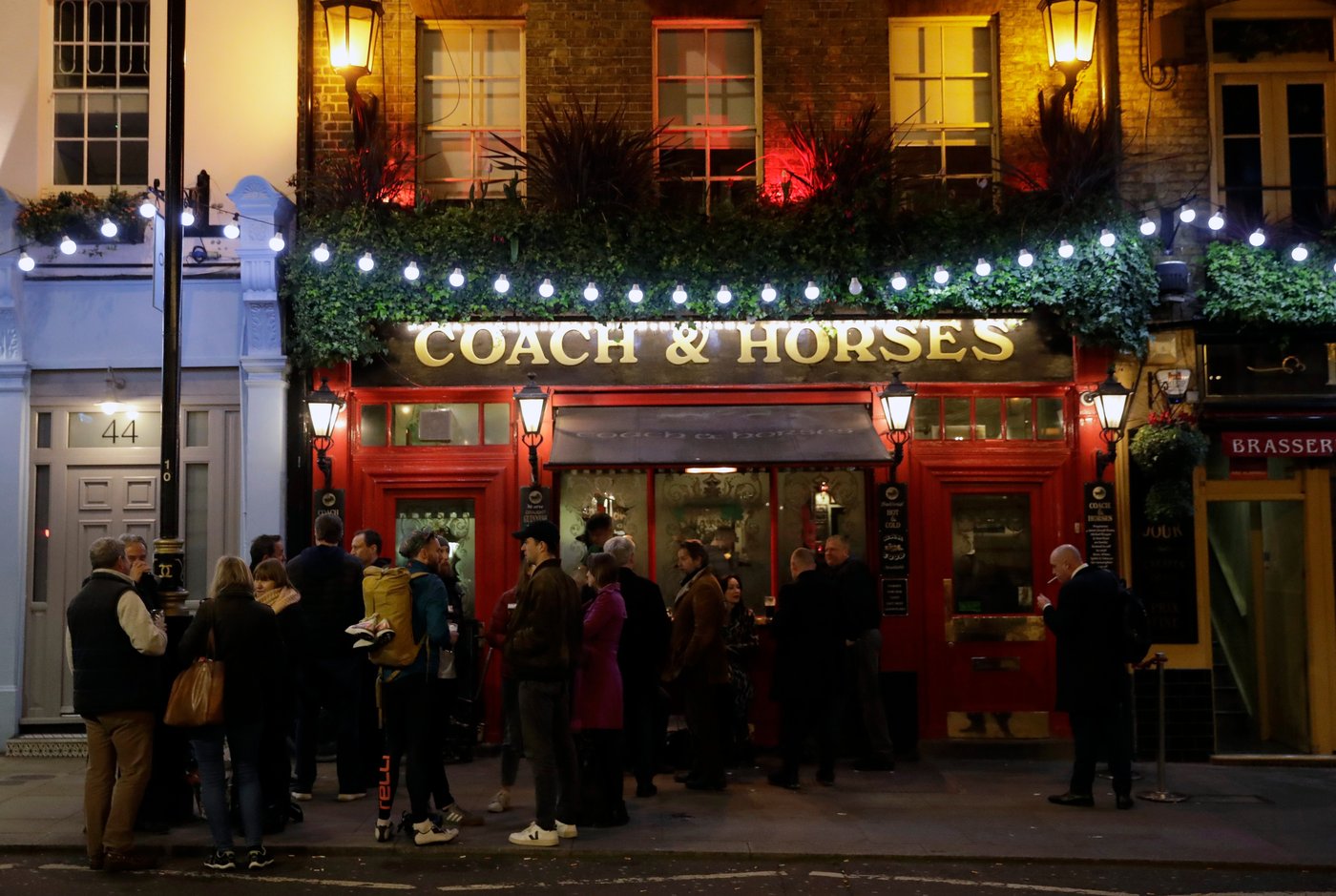 Plan to limit 'vertical drinking' decried by pub landlords and UK politicians | iNFOnews.ca Plan to limit 'vertical drinking' decried by pub landlords and UK politicians | iNFOnews.ca