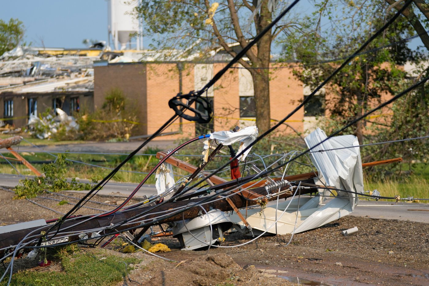 Twisted trees, crushed cars and shattered homes in Wisconsin, in photos | iNwheels