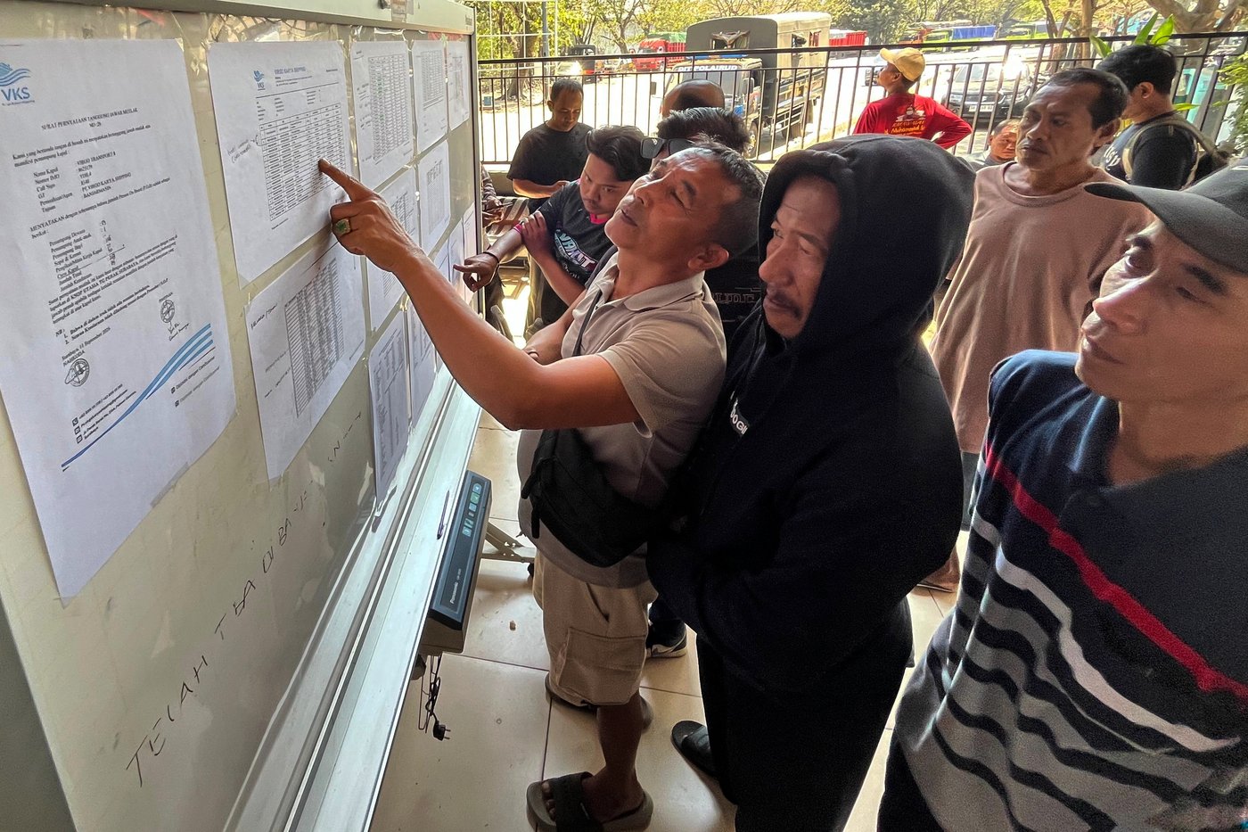 Indonesia intensifies search for 129 people missing after ferry capsizes, kills at least 6 | iNFOnews.ca