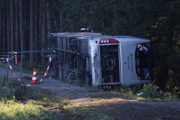Bus carrying Filipino tourists overturns on way to Germany's Oktoberfest, killing 2 | iNwheels Bus carrying Filipino tourists overturns on way to Germany's Oktoberfest, killing 2 | iNwheels