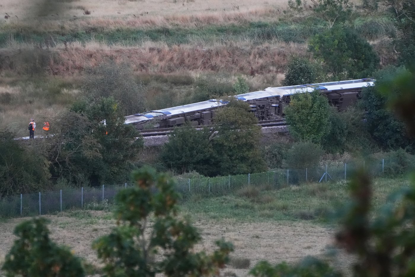 Passenger train derails and 11 people injured after carriages overturn in southern England | iNFOnews.ca Passenger train derails and 11 people injured after carriages overturn in southern England | iNFOnews.ca