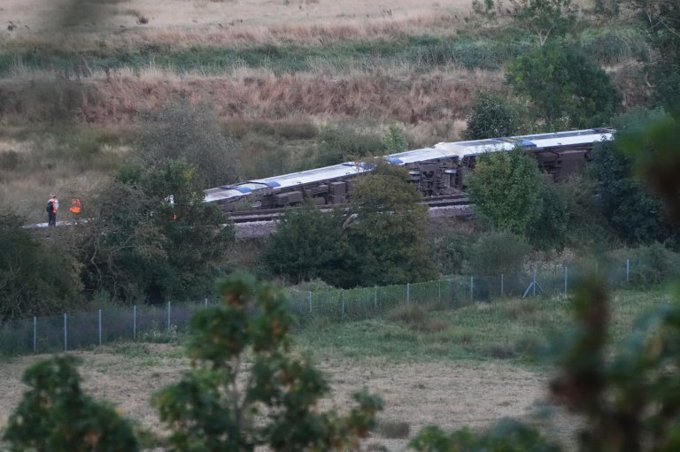 Passenger train derails and 11 people injured after carriages overturn in southern England | iNwheels Passenger train derails and 11 people injured after carriages overturn in southern England | iNwheels