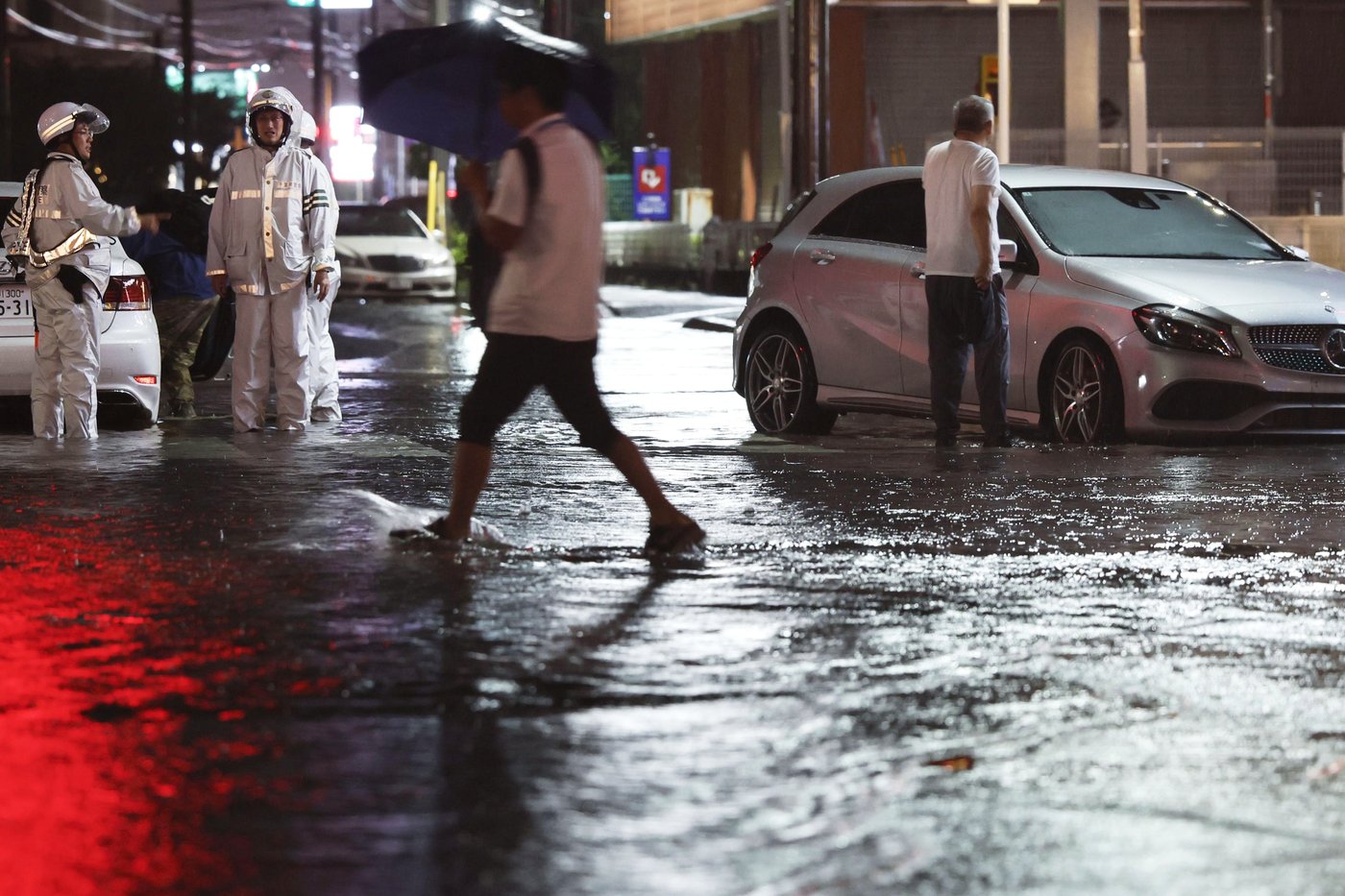 Torrential rain near Tokyo causes flooding and paralyzes traffic, killing 1 | iNFOnews.ca
