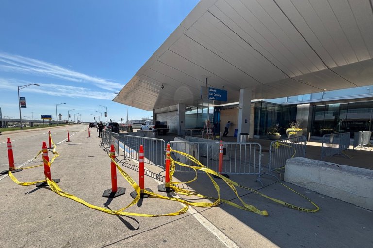 Car crashes into a passenger terminal at Detroit Metropolitan Airport, driver arrested | iNwheels Car crashes into a passenger terminal at Detroit Metropolitan Airport, driver arrested | iNwheels