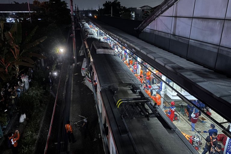Trains collide near Indonesia's capital, killing at least 3 people | iNwheels