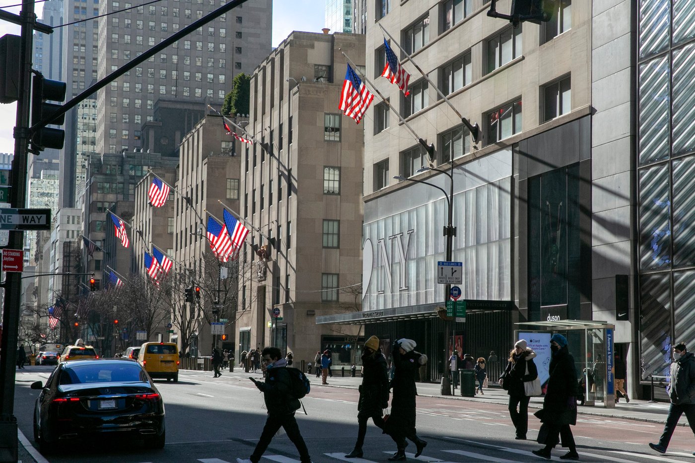 Woman dies after falling into an uncovered maintenance hole in New York City | iNwheels