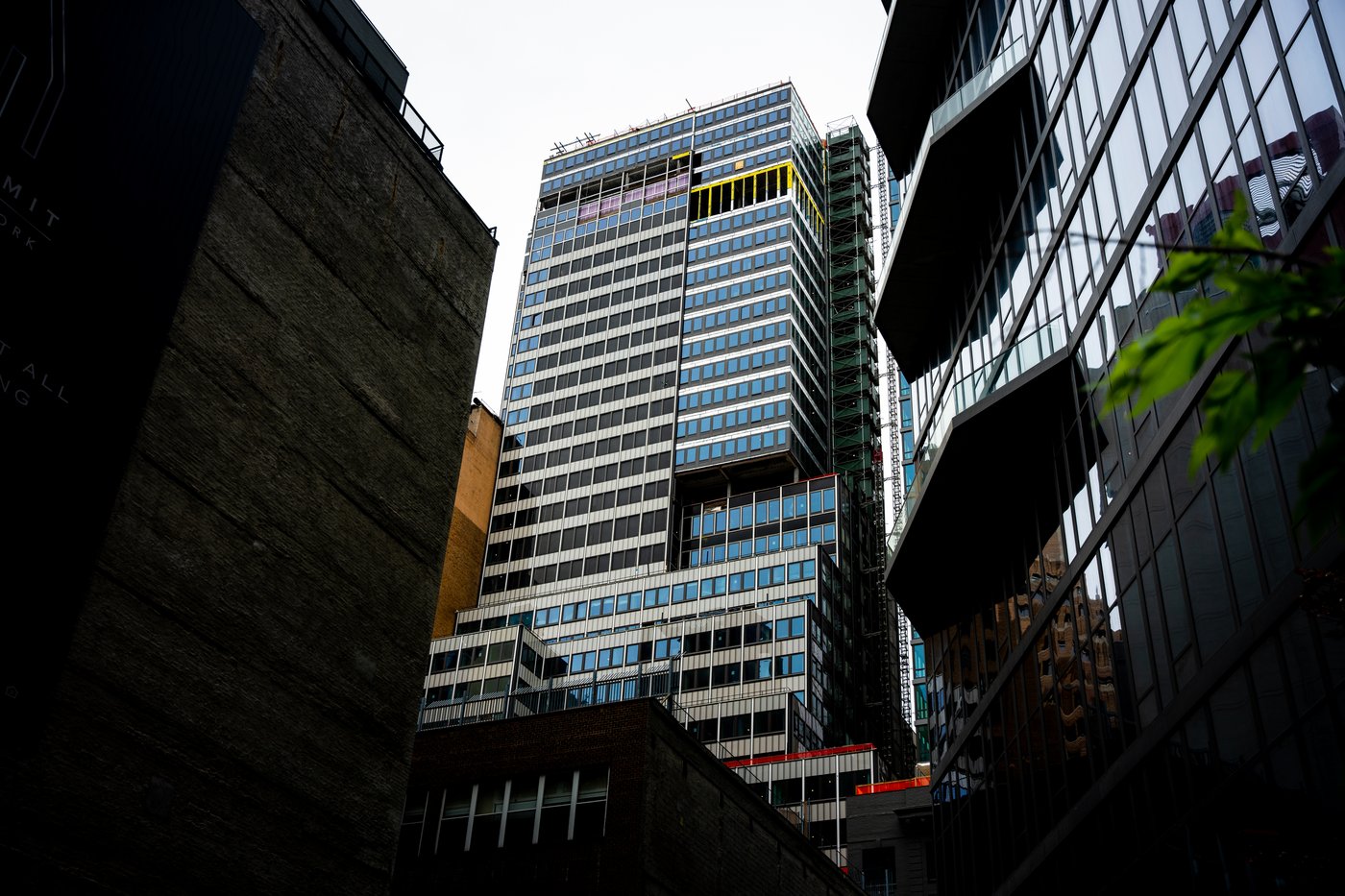 Manhattan high-rise is still unstable after bricks fall and columns buckle, officials say | iNFOnews.ca
