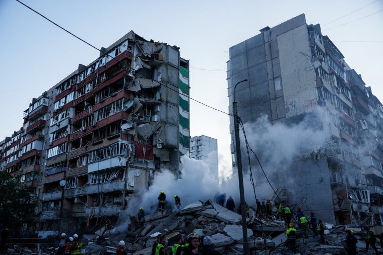 Photos of the aftermath of a Russian missile attack on a Kyiv apartment building | iNwheels