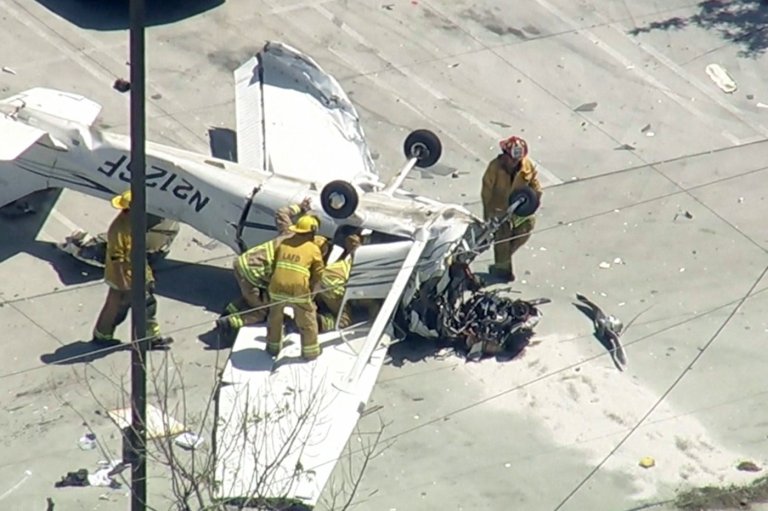 Small plane crashes in parking lot of Los Angeles auto store | iNwheels