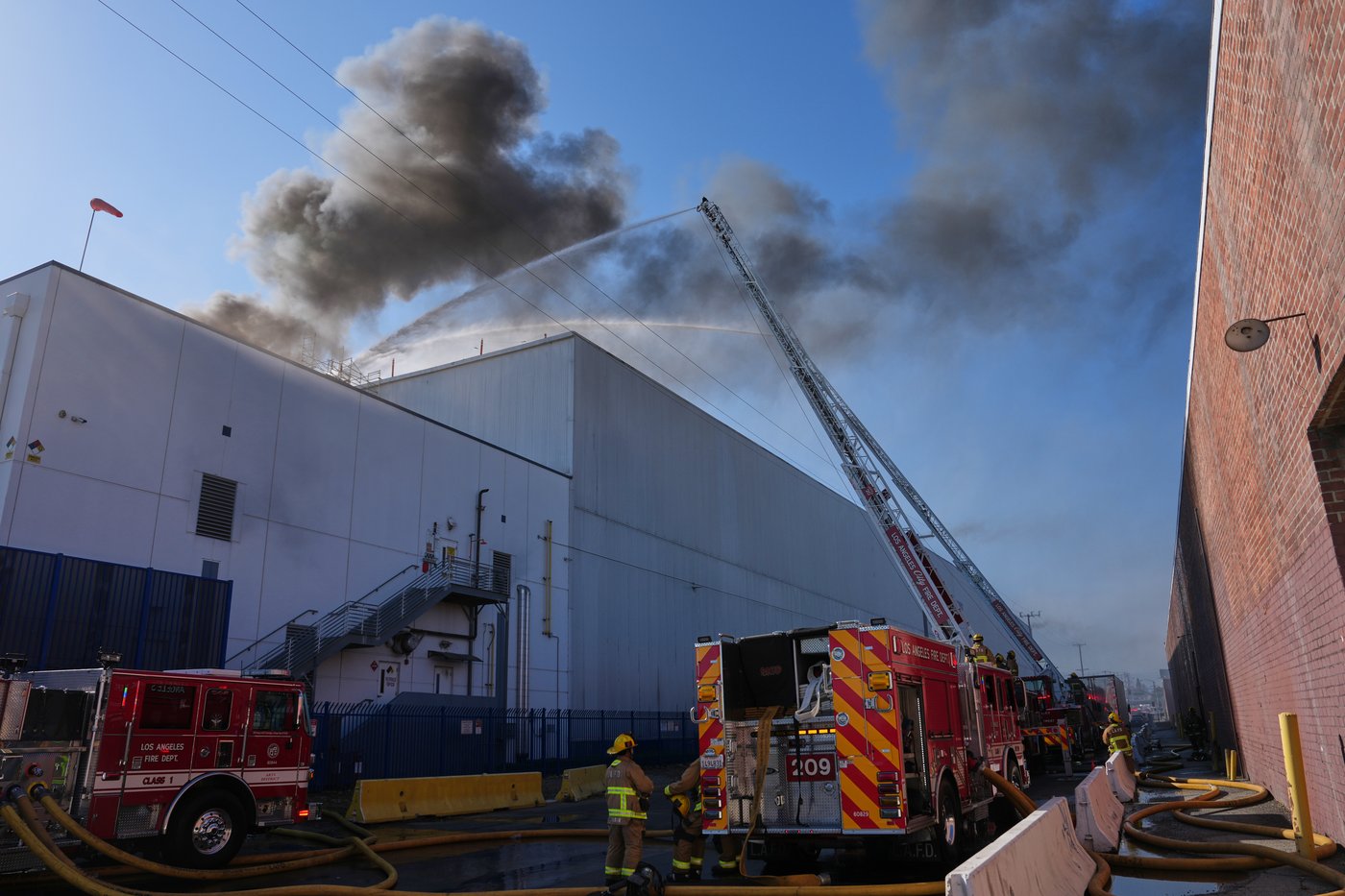 Los Angeles warehouse fire prompts shelter-in-place orders due to hazardous air | iNwheels Los Angeles warehouse fire prompts shelter-in-place orders due to hazardous air | iNwheels