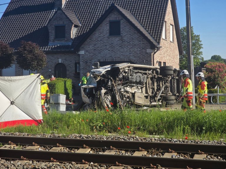 4 dead, 5 hurt in a crash between a train and a school bus, Belgian officials say | iNwheels