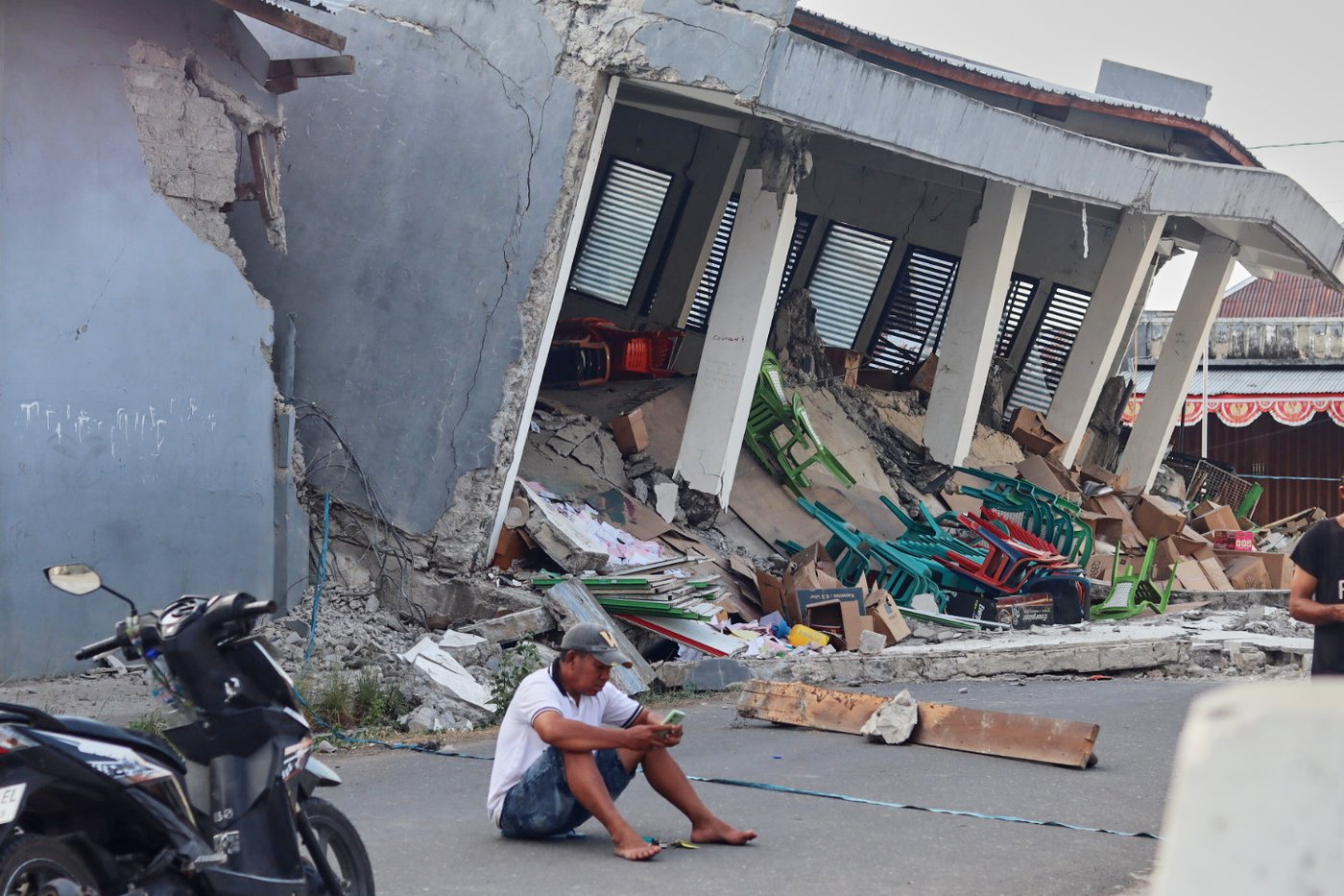 Rescuers in Indonesia recover 6 more bodies in earthquake aftermath, raising death toll to 53 | iNFOnews.ca Rescuers in Indonesia recover 6 more bodies in earthquake aftermath, raising death toll to 53 | iNFOnews.ca