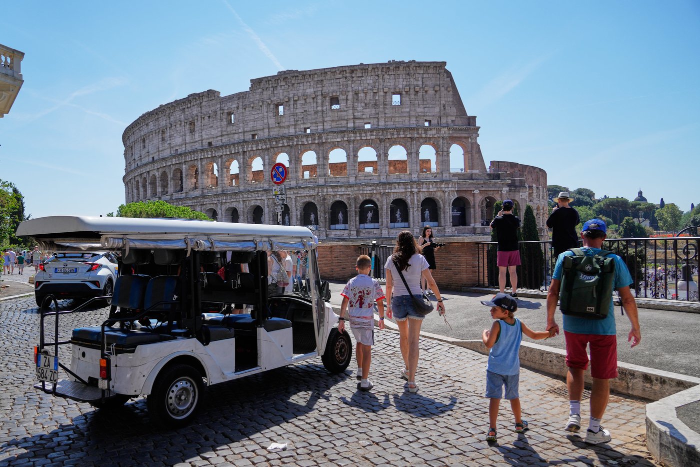 Reckoning looms for golf carts that zip through Rome's crowded historic center | iNFOnews.ca Reckoning looms for golf carts that zip through Rome's crowded historic center | iNFOnews.ca
