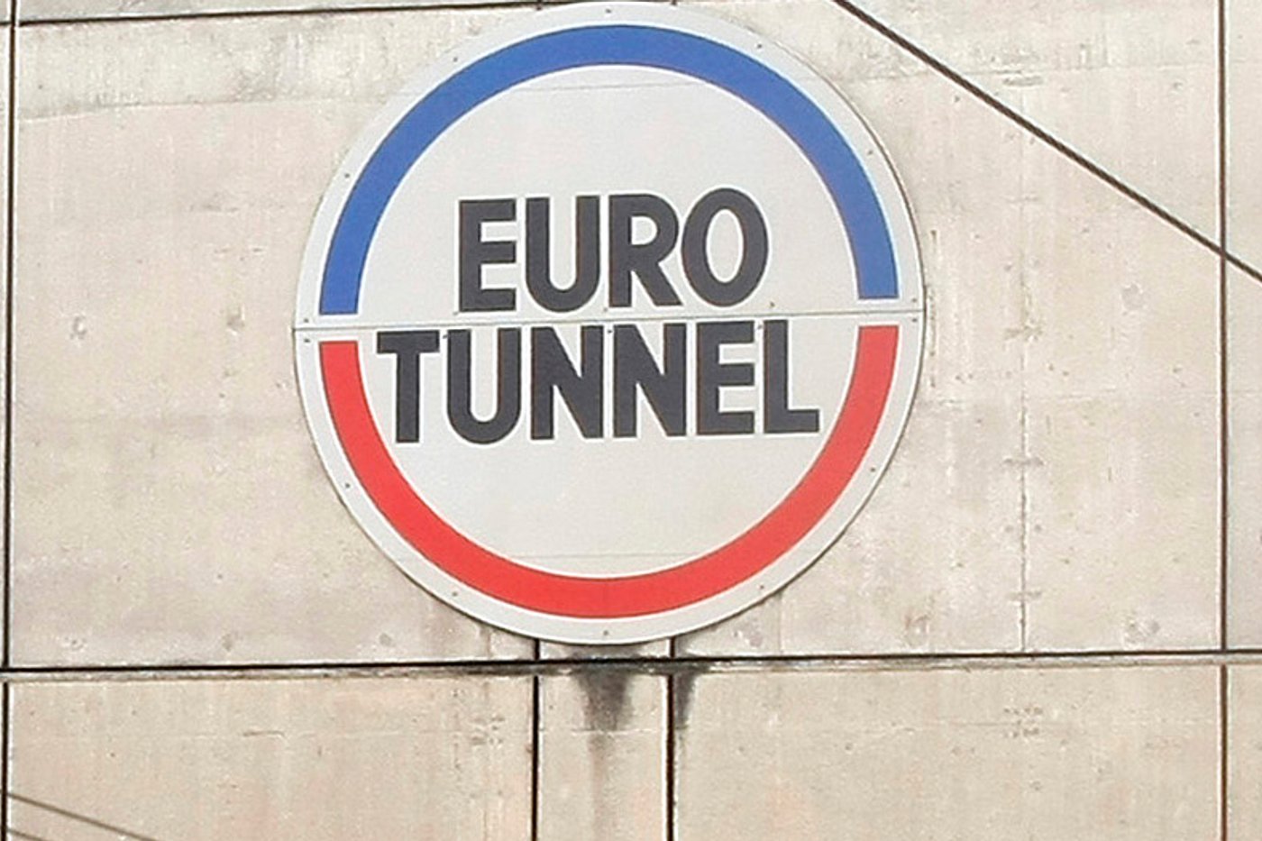 Minibus slams into Channel Tunnel shuttle train, injuring 19 and halting service | iNFOnews.ca Minibus slams into Channel Tunnel shuttle train, injuring 19 and halting service | iNFOnews.ca