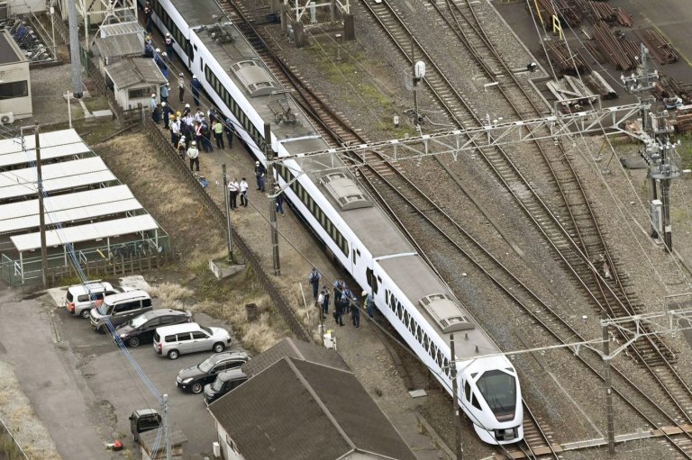Express train hits and kills 4 workers at a railway station in Japan | iNwheels Express train hits and kills 4 workers at a railway station in Japan | iNwheels