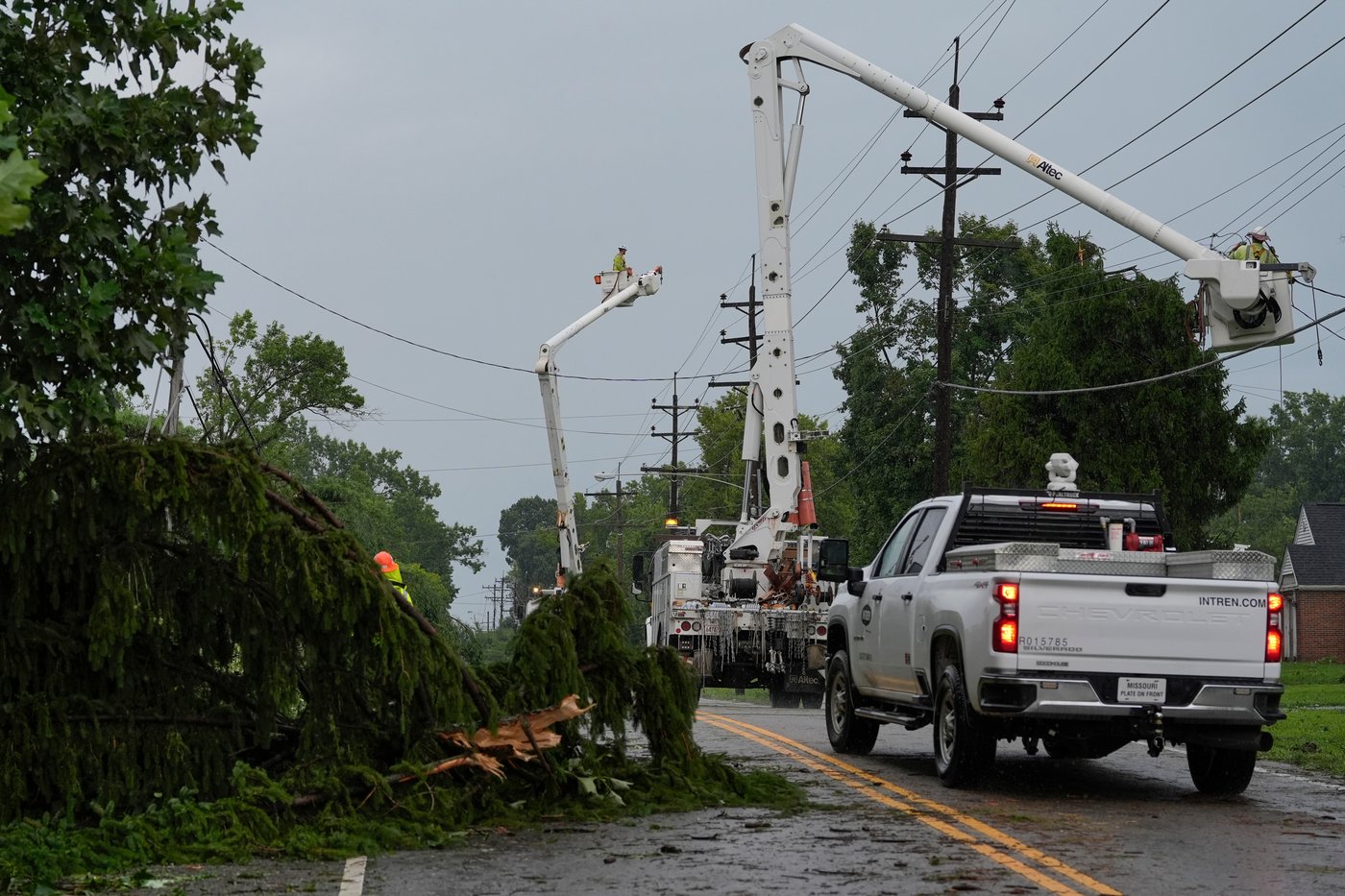 Deaths and damage reported as severe weather in the Midwest spawns tornadoes and flash flooding | iNwheels Deaths and damage reported as severe weather in the Midwest spawns tornadoes and flash flooding | iNwheels