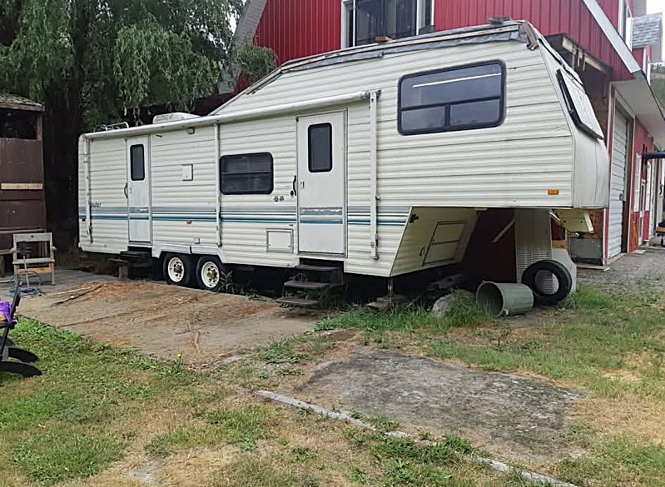 'I'm not a hero': Summerland man gifts camper to help family displaced by wildfire | iNwheels 'I'm not a hero': Summerland man gifts camper to help family displaced by wildfire | iNwheels