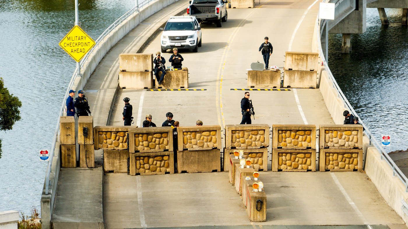 Shots fired, driver hurt and held after truck rams into Coast Guard base in San Francisco | iNFOnews.ca Shots fired, driver hurt and held after truck rams into Coast Guard base in San Francisco | iNFOnews.ca