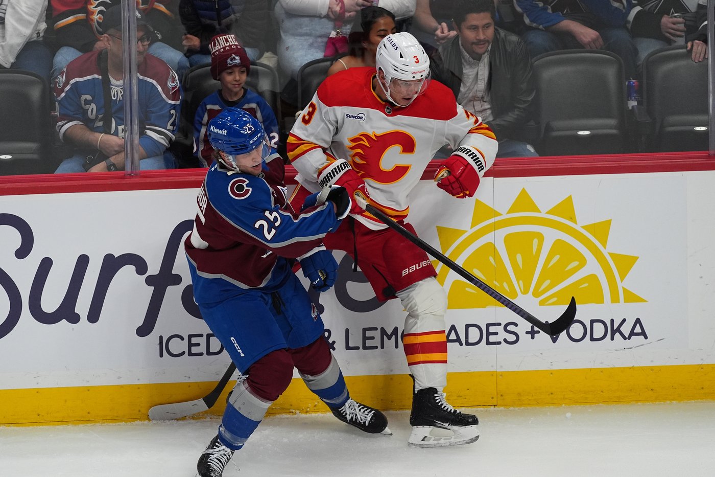 MacKinnon scores career-high 52nd goal of season, Avs clinch NHL's top seed with 3-1 win over Flames | iNFOnews.ca
