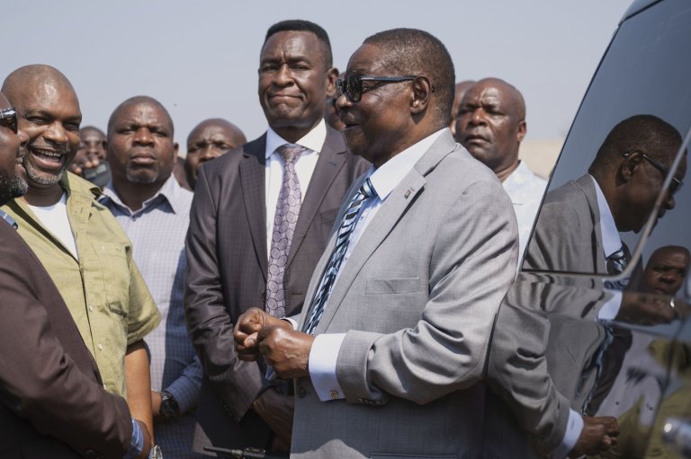 Peter Mutharika is sworn in as Malawi president in political comeback at the age of 85 | iNFOnews.ca