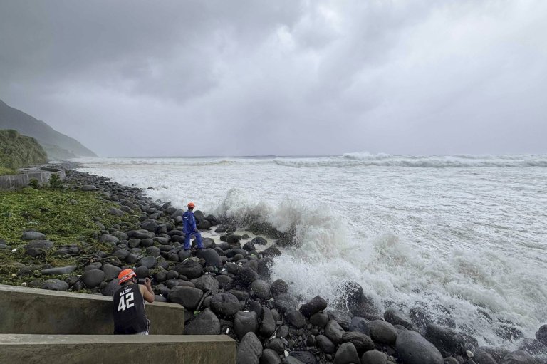 Super typhoon blowing by northern Philippines and Taiwan forces evacuations and closures | iNFOnews.ca